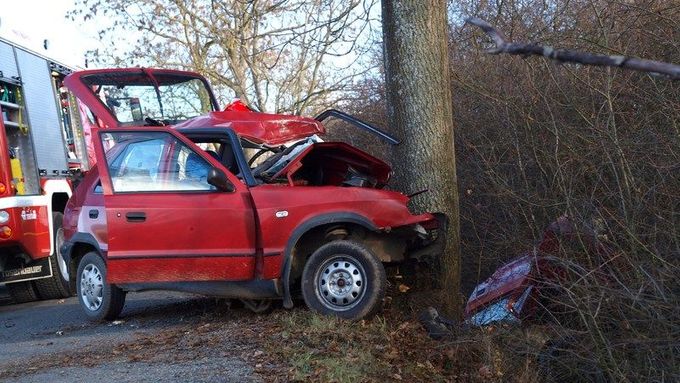 Náraz do stromu stál na Olomoucku život třiatřicetiletého spolujezdce. Řidič utekl. Ilustrační foto