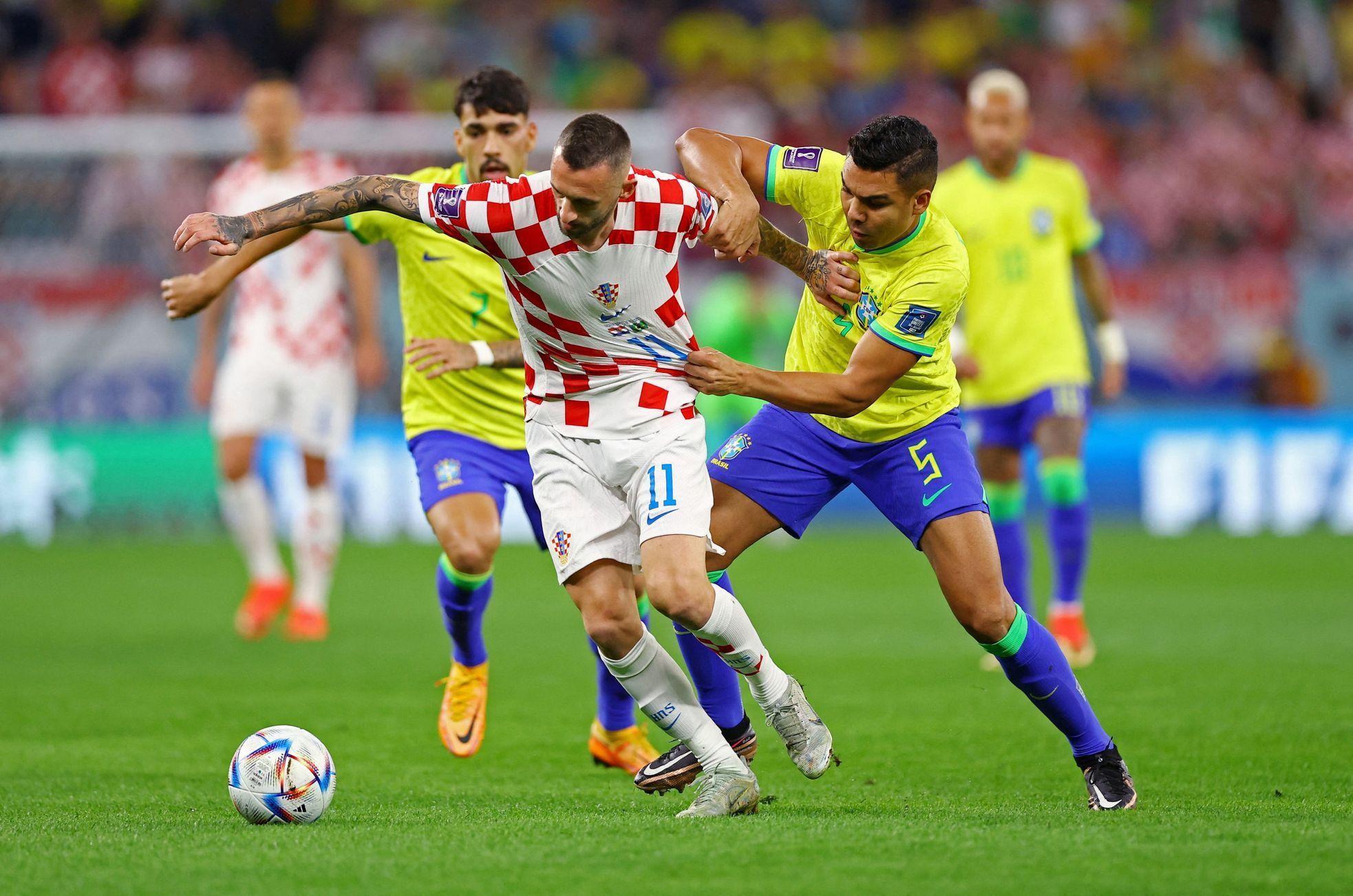 Marcelo Brozovič a Casemiro  ve čtvrtfinále MS 2022 Chorvatsko - Brazílie