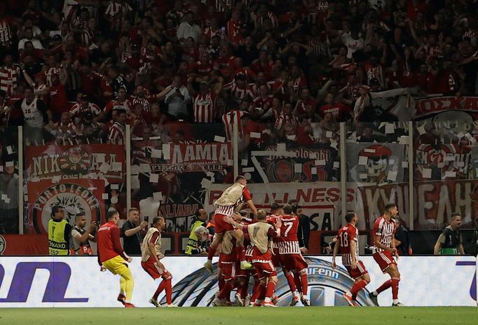 Fotbalisté Olympiakosu Pireus slaví gól ve finále Konfederační ligy.