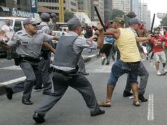 Policisté v Sao Paulu rozhánějí pouliční demonstraci proti návštěvě George Bushe