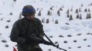 A South Korean soldier participates in a military drills near the demilitarized zone separating North Korea from South Korea, in Paju, north of Seoul February 12, 2013. North Korea conducted its third nuclear test on Tuesday in defiance of U.N. resolutions, angering the United States and Japan and prompting its only major ally, China, to call for calm. REUTERS/Lee Jae-Won (SOUTH KOREA - Tags: MILITARY POLITICS) Published: Úno. 12, 2013, 9:42 dop.