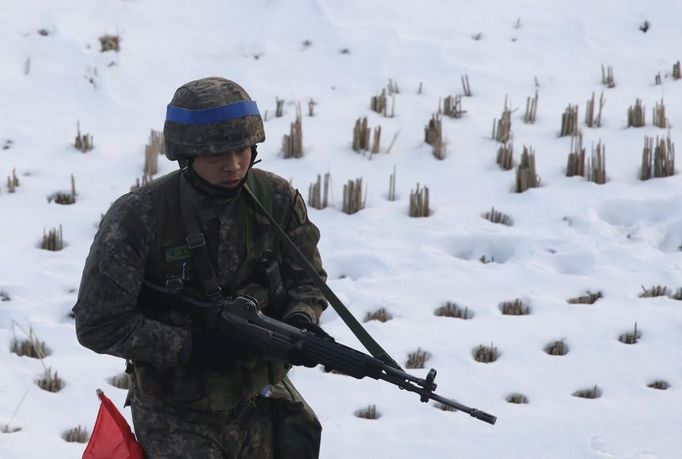 A South Korean soldier participates in a military drills near the demilitarized zone separating North Korea from South Korea, in Paju, north of Seoul February 12, 2013. North Korea conducted its third nuclear test on Tuesday in defiance of U.N. resolutions, angering the United States and Japan and prompting its only major ally, China, to call for calm. REUTERS/Lee Jae-Won (SOUTH KOREA - Tags: MILITARY POLITICS) Published: Úno. 12, 2013, 9:42 dop.