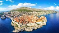 Chorvatsko patří dlouhodobě k nejoblíbenějším cestovatelským destinacím Čechů. Země na Jadranu v posledních letech roste také na žebříčku oblíbenosti mezi ostatními národy světa, a to i díky seriálu Hra o trůny. Průvodce Lonely Planet vyzdvihuje chorvatské pobřeží, ostrovy a starobylé památky.