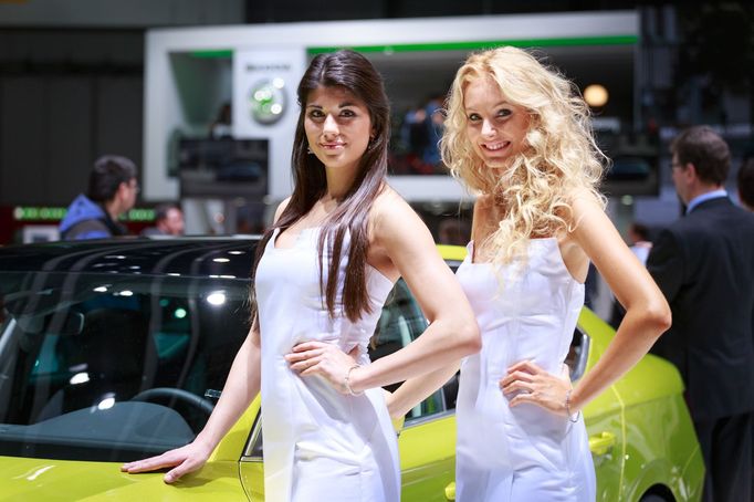 Modelky z autosalonu