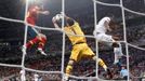 Iker Casillas chytá střelu Andrése Iniesty a asistuje mu Nani během semifinále na Euru 2012.