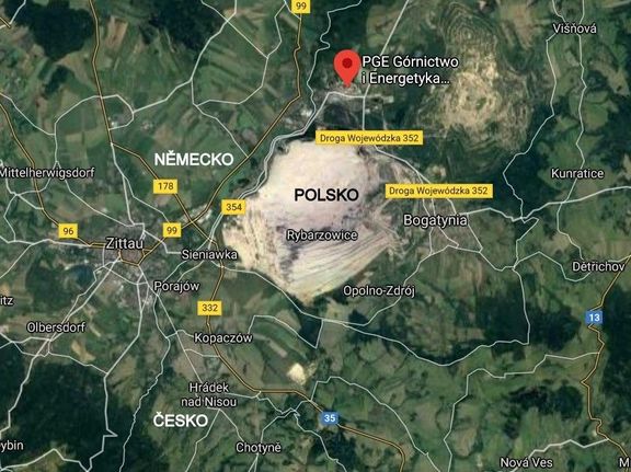 Důl Turów na mapě: dole je Česko, vlevo Německo, zbytek tvoří polské území.