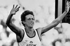 Jarmila Kratochvílová v cíli vítězného závodu na 800 m na MS v Helsinkách 1983