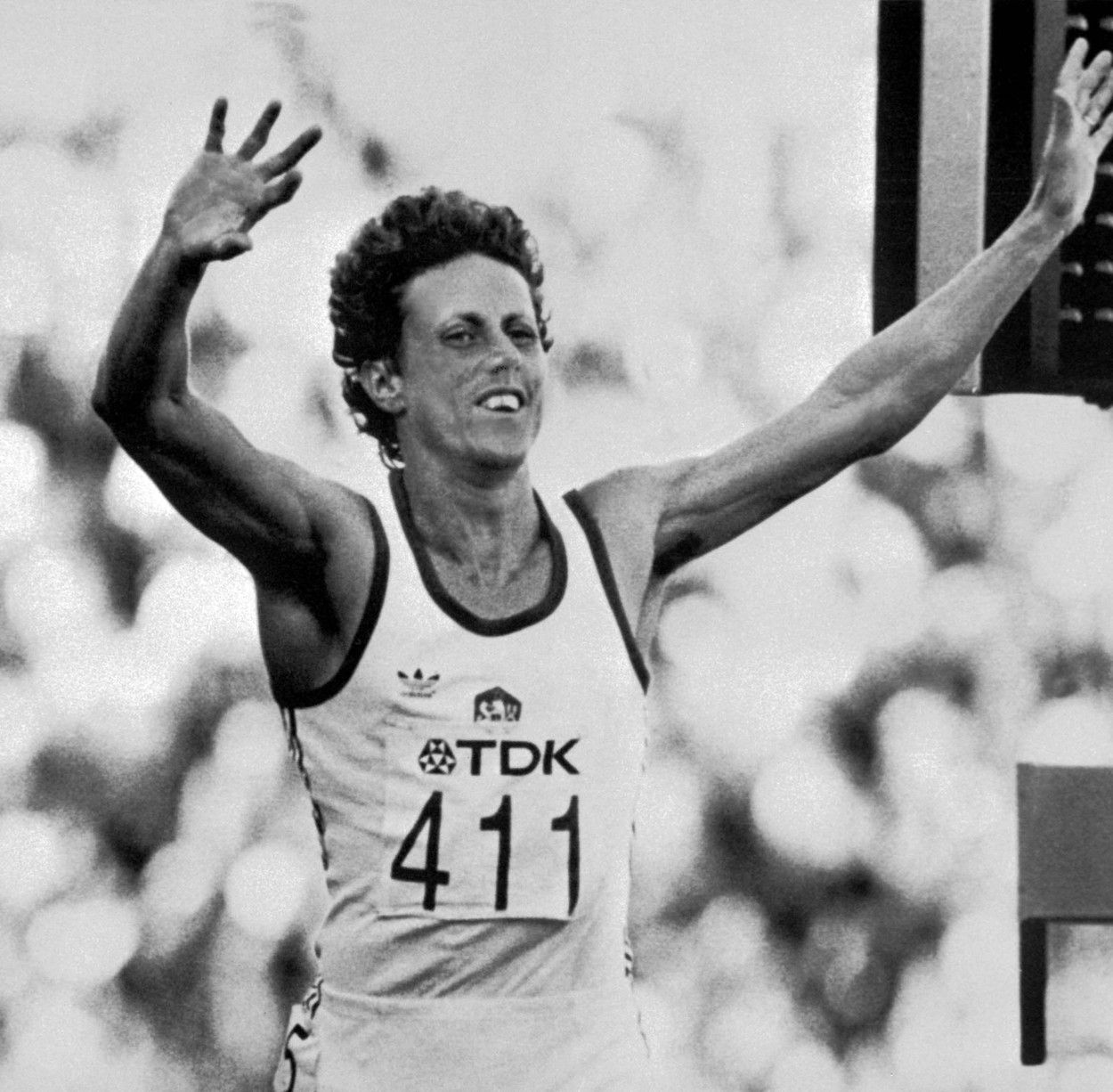 Jarmila Kratochvílová v cíli vítězného závodu na 800 m na MS v Helsinkách 1983
