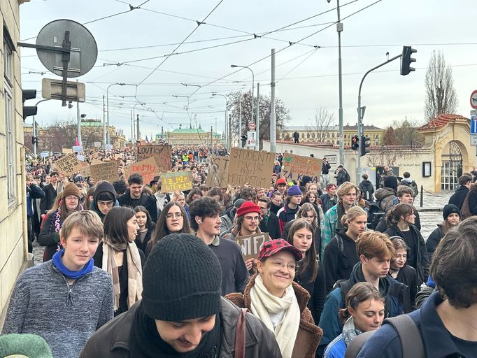 Demonstrující studenti se v úterý sešli na náměstí Jana Palacha. Odtud se přesunuli na Hradčanské náměstí, kde zaplnili prostor v okolí Masarykovy sochy.