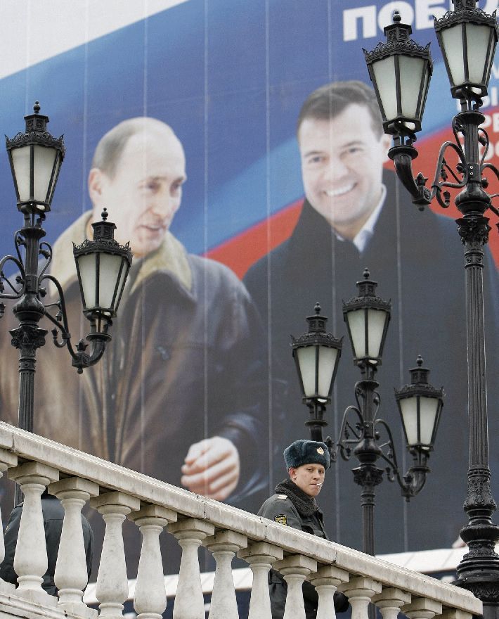 Medveděv a Putin na plakátu