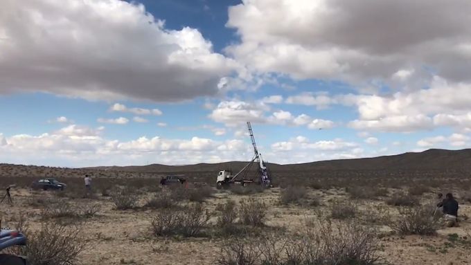 Padák se otevřel předčasně, raketu zpomalil tak, že se zřítila do pouště. Mika Hughese stál nepovedený experiment život