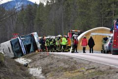 Ve Švédsku se převrátil autobus s desítkami studentů, nejméně tři lidé zemřeli