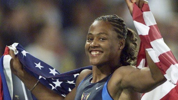 Marion Jonesová slaví v Sydney 2000 zlato ze stovky. To nyní i s dalšími olympijskými medailemi kvůli dopingu vrací.