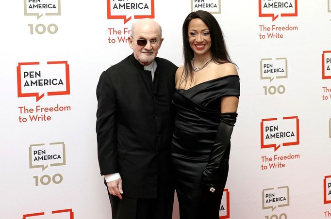 Salman Rushdie s manželkou Rachel Elizou Griffiths na galavečeru amerického PEN klubu.