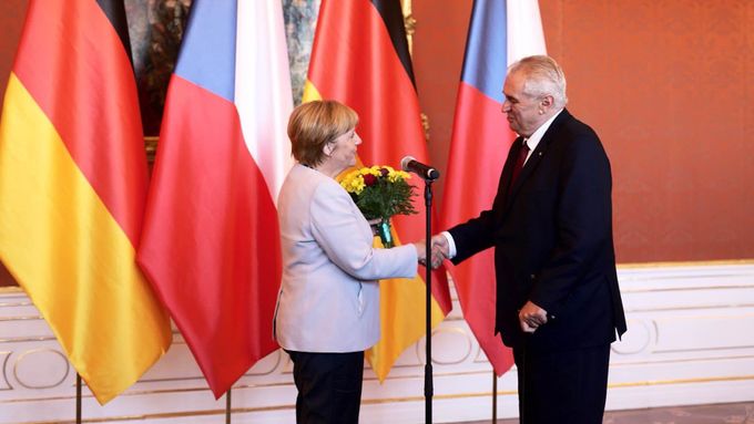 Miloš Zeman s Angelou Merkelovou na Pražském hradě.