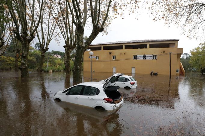 Zaplavené ulice v Le Muy, nedaleko které zemřel jeden muž. |