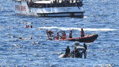 Italská pobřežní stráž odváží z lodi Proactiva Open Arms migranty.
