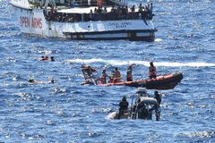 Migranti z lodi u Lampedusy skáčou do moře, aby přeplavali na italský ostrov