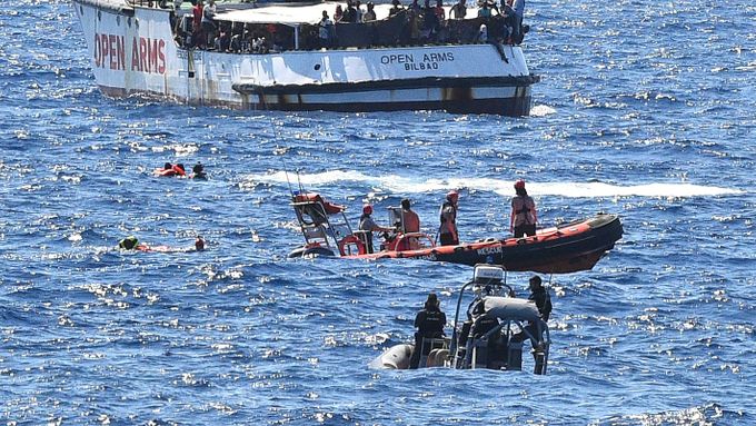 Migranti z lodi u Lampedusy skáčou do moře