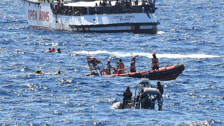 Z lodi u Lampedusy převezli na ostrov dalších devět migrantů