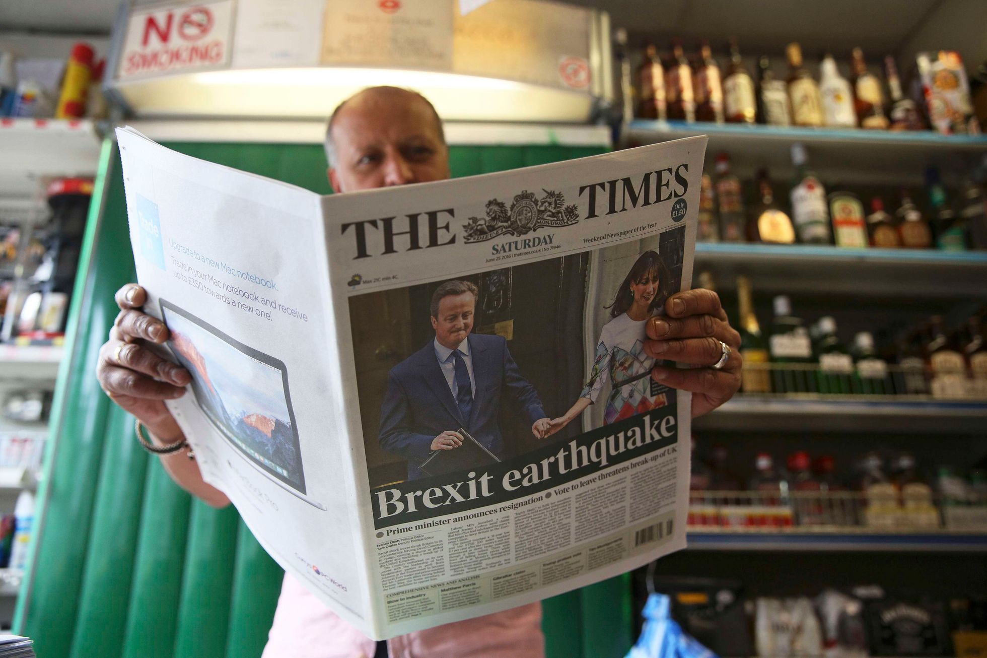 Londýňan si pročítá The Times.