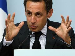 Snažil se expremiér pošpinit současného prezidenta Sarkozyho?