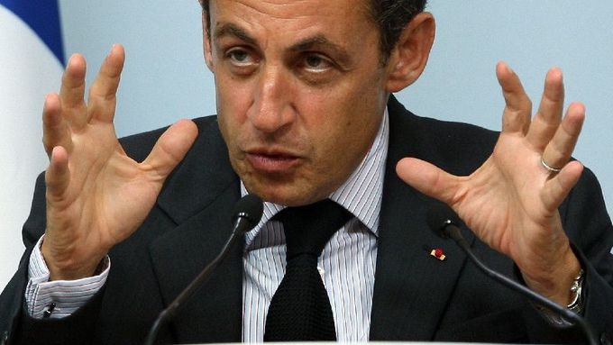 Nicolas Sarkozy diskutuje na summitu G8 v Heiligendammu.