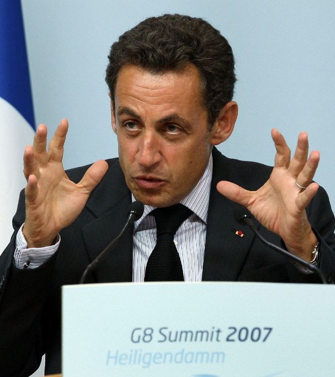 Nicolas Sarkozy diskutuje na summitu G8 v Heiligendammu.