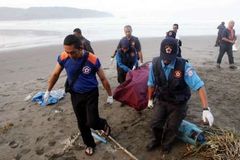 Počet obětí tsunami stoupá: už 525 lidí