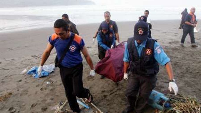 Záchranáři odnášejí oběti z pláže Pangandaran.