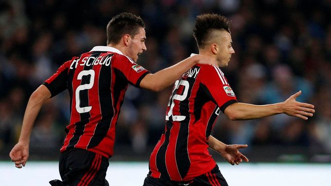 Fotbalisté AC Milán se radují z jednoho z gólů, kterým zařídili obrat na hřišti FC Turín