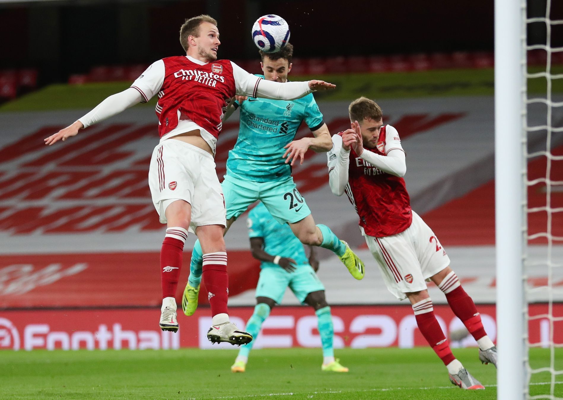 fotbal, anglická liga 2020/2021, Premier League - Arsenal v Liverpool, Diogo Jota střílí gól