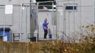 A woman mops outside temporary accommodation for workers of the London 2012 Olympic Park at Stratford in London July 17, 2012. REUTERS/Luke MacGregor (BRITAIN - Tags: SPORT OLYMPICS BUSINESS EMPLOYMENT) Published: Čec. 17, 2012, 6:43 odp.