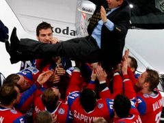 Hokejisté Ruska oslavují trenéra Bykova po zisku zlaté medaile na MS ve Švýcarsku.