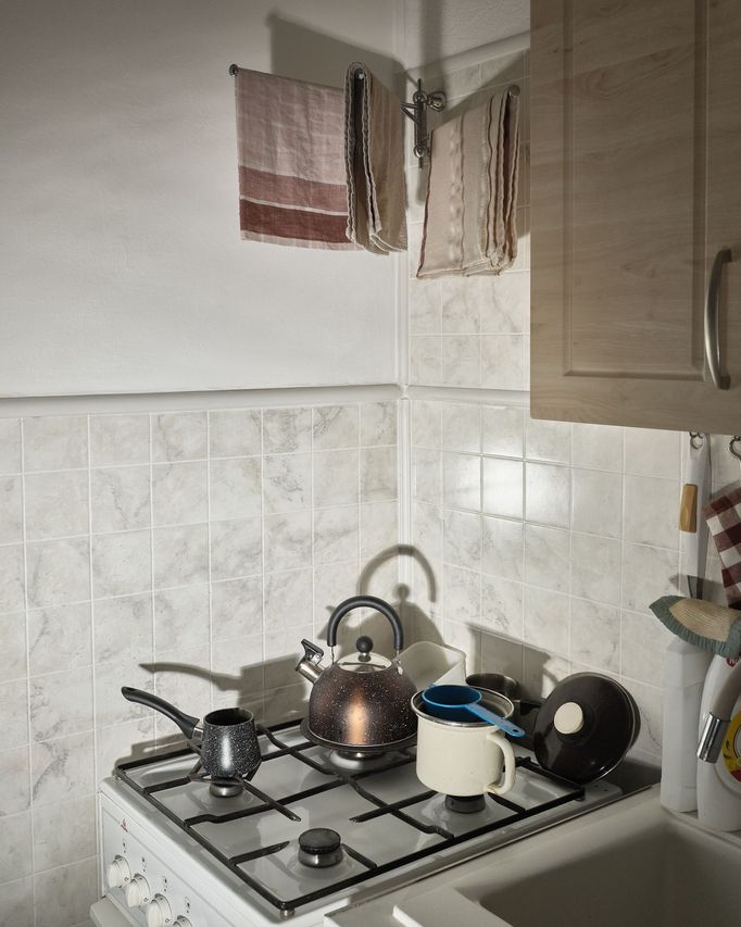 Evžen Liška a fotograf Vojtěch Veškrna se stali hosty dnes dvaasedmdesátileté důchodkyně a naslouchali jejímu vyprávění o životě v pražském bytě.