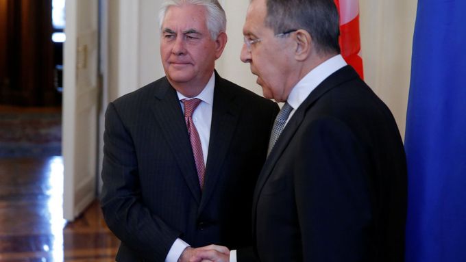 Rex Tillerson a Sergej Lavrov při jednání v Moskvě.