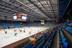 Tři hokejisté Hradce v karanténě, Budějovice kvůli nákaze přerušily přípravu