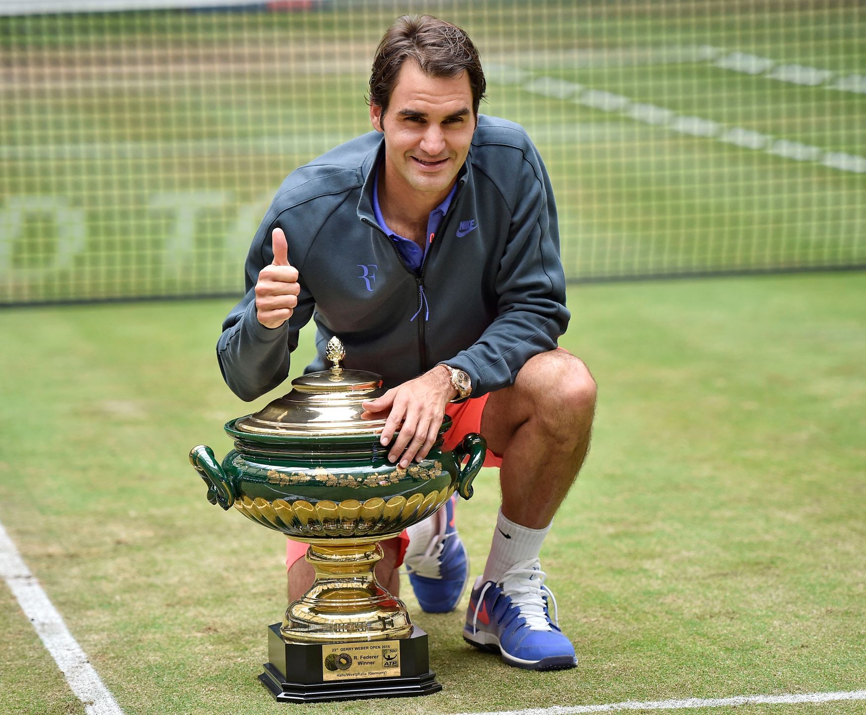 Roger Federer s trofejí za triumf na oblíbeném turnaji v Halle