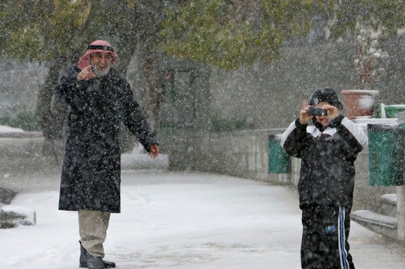 Sníh je všude: Na pláži, na růžích, zasypal i Einsteina
