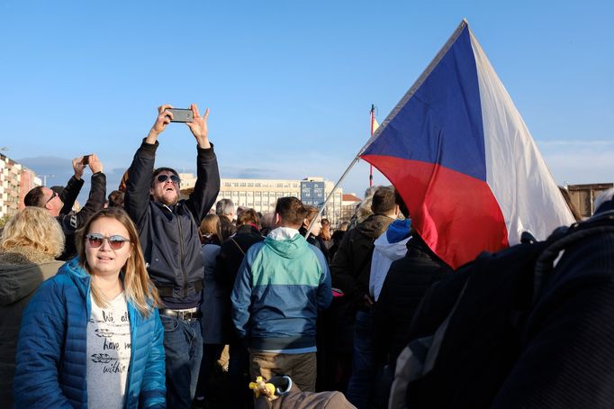 Lidé z Letné (demonstrace 16. listopadu 2019)