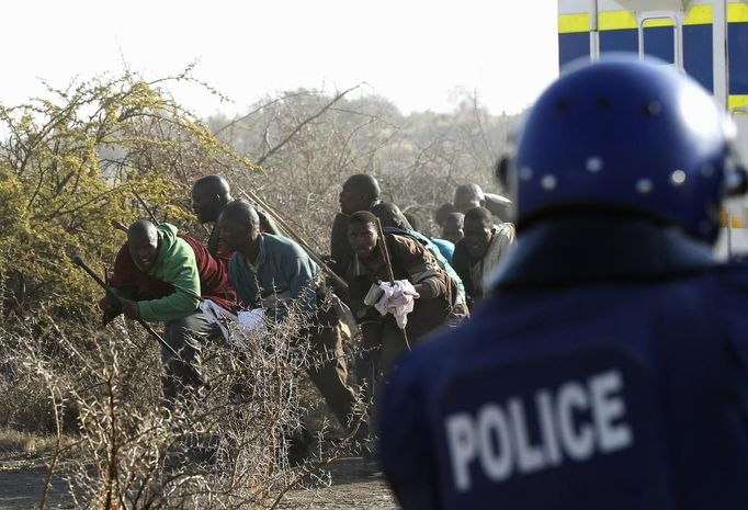 Policie zasahuje proti horníkům v jihoafrickém dole. Zemřelo nejméně 30 lidí.