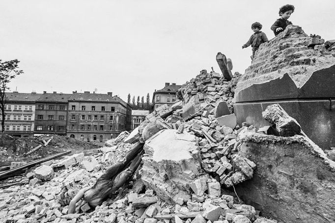 Fotograf Karel Bucháček (*1932 + 2008) zachytil, jak komunisté zdemolovali starobylou část pražské čtvrti Žižkov