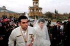Davit Bagrationi Mukhran, současná hlava gruzinské královské rodiny, a princezna Anna Bagrationi Gruzinsky při svatebním obřadu před katedrálou Svaté trojice v Tbilisi.