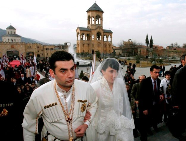 Davit Bagrationi Mukhran, současná hlava gruzinské královské rodiny, a princezna Anna Bagrationi Gruzinsky při svatebním obřadu před katedrálou Svaté trojice v Tbilisi.