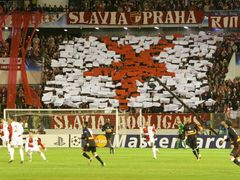 Fanoušci Slavie na svůj klub nezanevřeli ani v posledním zápase základní skupiny Ligy mistrů, ve kterém už slávistům šlo jen o prestiž a peníze