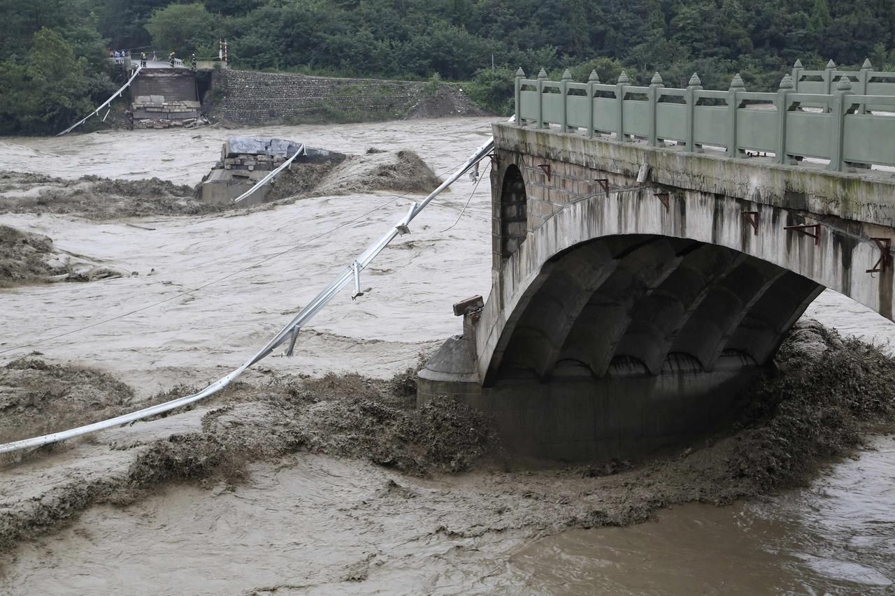 Čína - záplavy - zřícený most