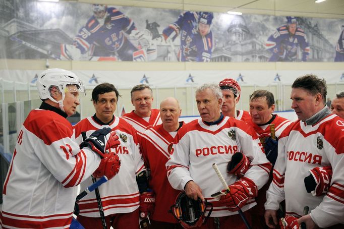 Vladimír Putin, Valerij Kamenskij, Vjačeslav Bucajev, Vitalij Prochorov, Vjačeslav Fetisov a Gennadij Kurdin