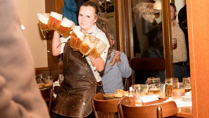 Foto: S pivem jako o život. V Praze se spolu utkali výčepní na tradičním závodě Pinkasova noční můra