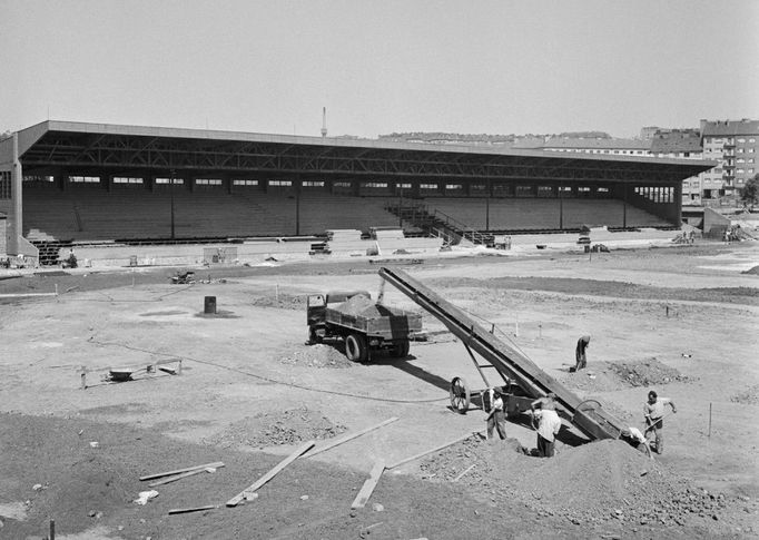 Výstavba stadionu DOS Dynamo na pozemcích bývalého Edenu ve Vršovicích v Praze. 27. 5. 1953