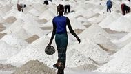 Sůl je cenná surovina. Žena pracující v dole v africkém Senegalu si to však nemyslí. Denně si za těžkou práci odnáší domů pouze dva dolary.